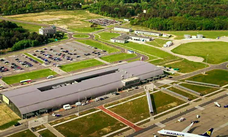 Varsovie–ModlÀ l’aéroport de Mazovie